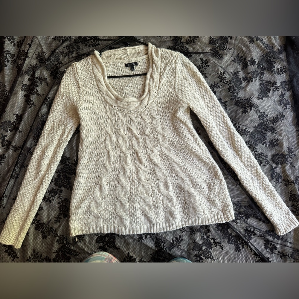 Apt.9 Woven sweater semi-casual. Cream colored size small.